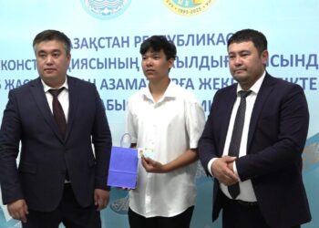 Жетісуда Ата Заңның 30 жылдығы аясында халыққа тегін заңгерлік кеңес беріліп, жасөспірімдерге жеке куәлік табысталды