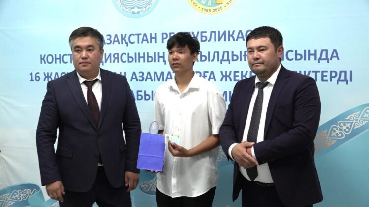 Жетісуда Ата Заңның 30 жылдығы аясында халыққа тегін заңгерлік кеңес беріліп, жасөспірімдерге жеке куәлік табысталды