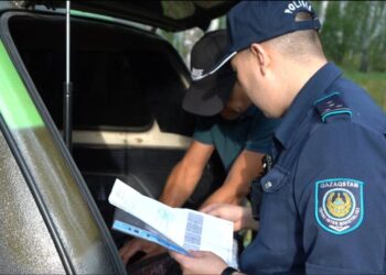 Жетісуда полицейлер мен дәрігерлер жүргізушілерге қауіпсіздік ережелерін еске салды
