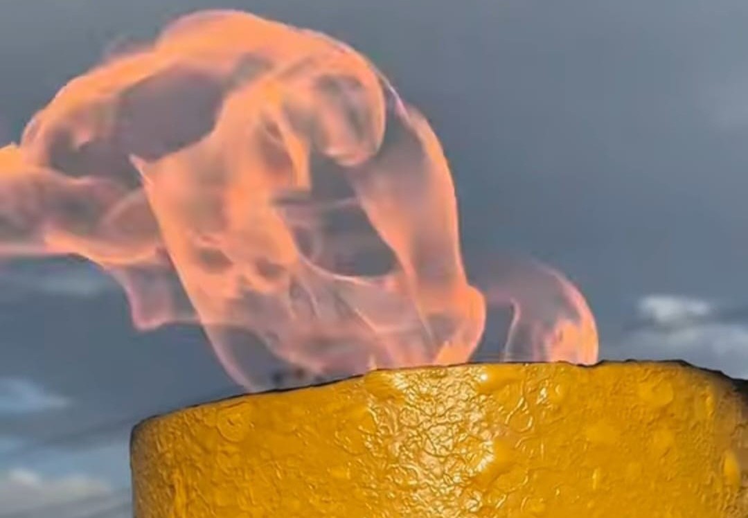 Екі қара әтеш