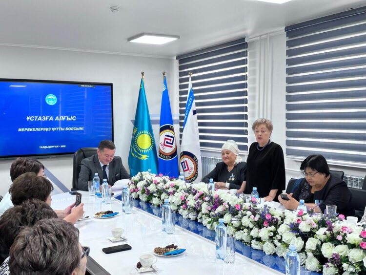 Талдықорғанда ардагер ұстаздарға құрмет көрсетілді