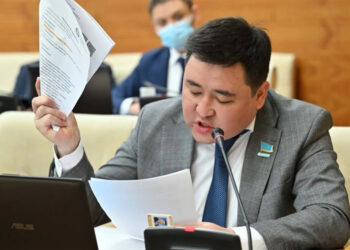 110-180 мың теңге: Депутат мамандардың жалақысын өсіруді талап етті