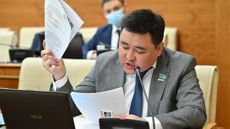 110-180 мың теңге: Депутат мамандардың жалақысын өсіруді талап етті
