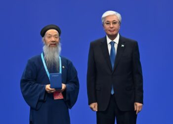 Қасым-Жомарт Тоқаев Съезд қатысушыларына мемлекеттік наградалар мен арнайы сыйлықтар табыстады