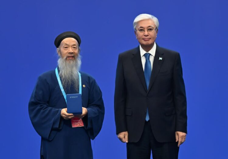 Қасым-Жомарт Тоқаев Съезд қатысушыларына мемлекеттік наградалар мен арнайы сыйлықтар табыстады