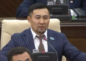 Мәжілісте анасын құттықтаған Ардақ Назаров неге мұндай әрекетке барғанын түсіндірді