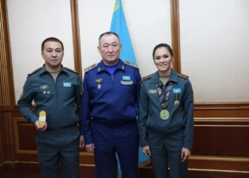 Қорғаныс министрі боксшы Алуа Балқыбекованы медальмен марапаттады