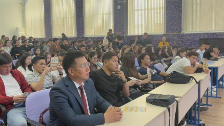 Жетісу университетінің студенттері дропперлік пен интернет-алаяқтықтың қауіптерімен танысты