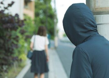 Сталкинг туралы жаңа заң: Адам аңдығандарға 786 мың теңге айыппұл салынады