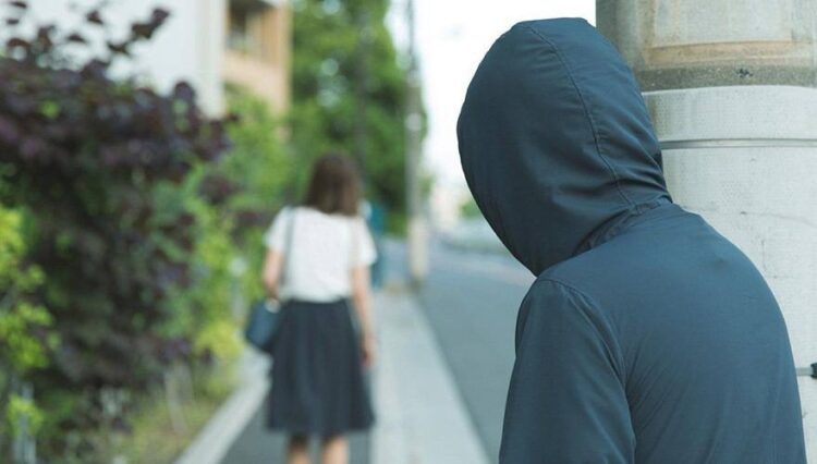 Сталкинг туралы жаңа заң: Адам аңдығандарға 786 мың теңге айыппұл салынады