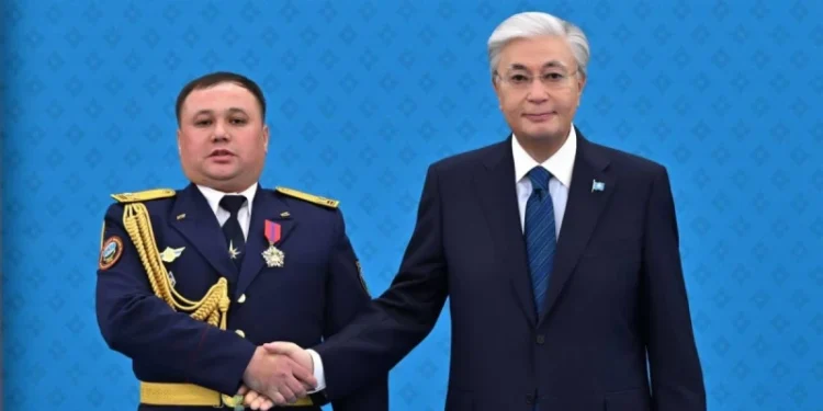 Тоқаев ерлігімен көзге түскен құтқарушыны «Айбын» орденімен марапаттады