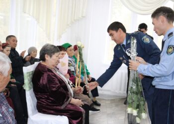 Қарттарға құрмет