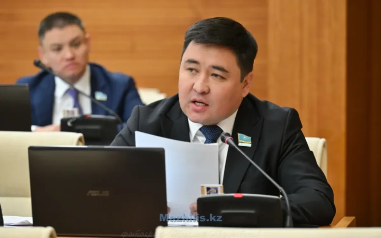 Блогерсымақтарды қатаң жауапқа тартатын кез келді – Нартай Сәрсенғалиев