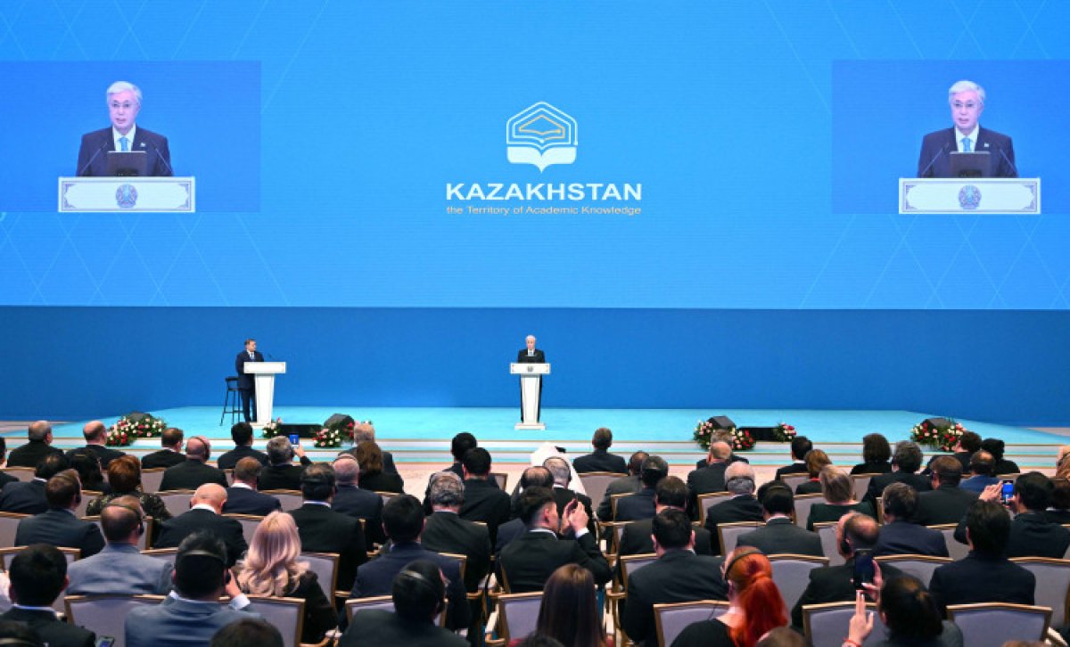 Әйел колготки сорып жатыр Кемпір маған оның кискасына сперм жасауға мүмкіндік берді