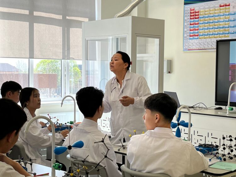 «Мобилограф, күзетші емес»: Аймағамбетов педагогтер жылдар бойы армандаған өзгеріс туралы айтты