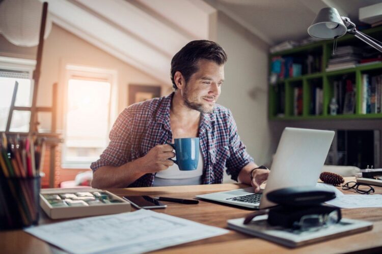 Фриланс психологиясы: Еркіндік пен жалғыздық арасындағы өмір