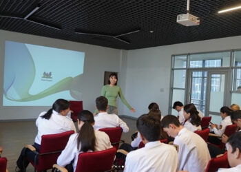 Жастар цифрлық трансформация мен ЖИ мүмкіндігін талқылады