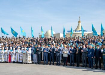 Жетісуда Республика күніне орай Мемлекеттік Ту көтерілді