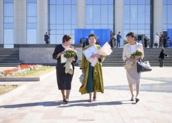 Ұстаз – алтын діңгек: Жетісуда мұғалімдерге құрмет көрсетілді