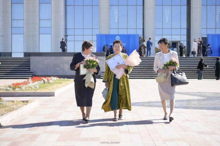 Ұстаз – алтын діңгек: Жетісуда мұғалімдерге құрмет көрсетілді