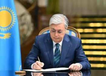 Тоқаев шахтер мен ауыл жұмыскеріне «Қазақстанның Еңбек Ері» атағын берді