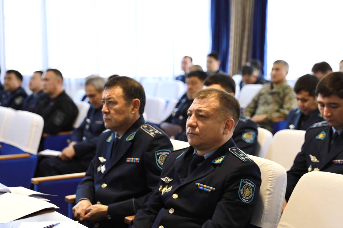 Жігіттер полицейлердің аузын сорады Жігіттер полицейлердің аузын сорады