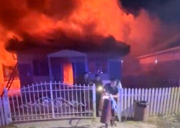 Талдықорғанда полицей өртеніп жатқан үйден ер адамды аман алып шықты