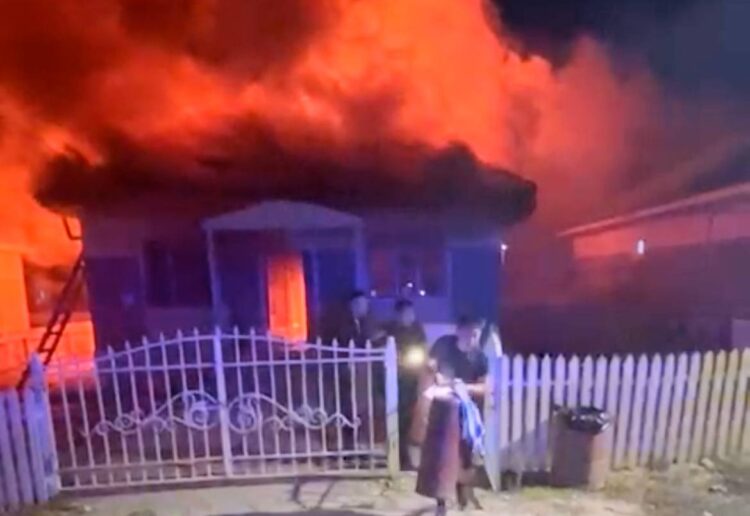 Талдықорғанда полицей өртеніп жатқан үйден ер адамды аман алып шықты