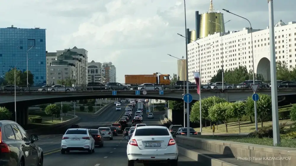 Автокөліктің капотындағы ерлер мен еркектердің жыныстық позициялары