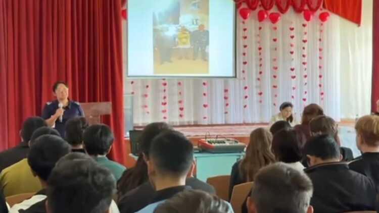 Жетісуда полицейлер шалғай ауыл жастарына құқықтық түсіндіру жұмыстарын жүргізуде