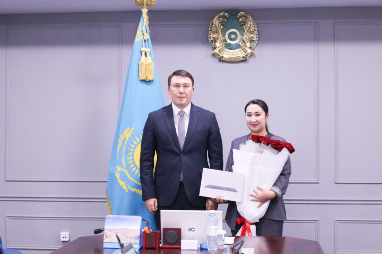 Ауыл кітапханашысы топ жарды