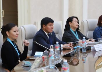 Алтын құрсақты аналар алқалы болды