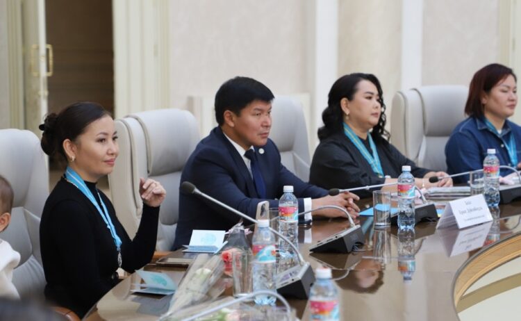 Алтын құрсақты аналар алқалы болды