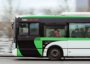 Қоғамдық көлікте оқушылар орын бермейді