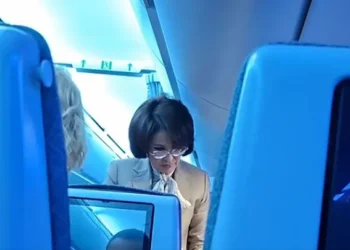 Ақмарал Әлназарова ұшақта жағдайы нашарлаған жолаушыға көмек көрсетті