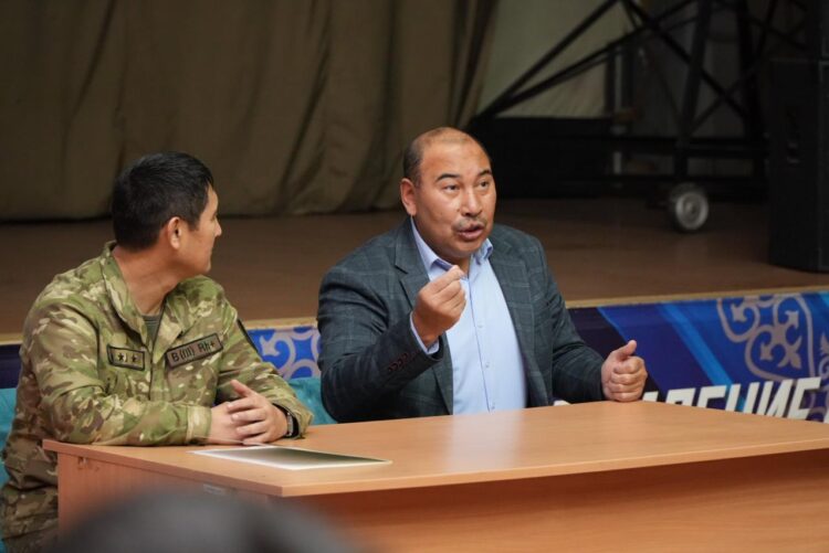 Олимпиада чемпионы Ермахан Ыбырайымов  шекарашылармен кездесті