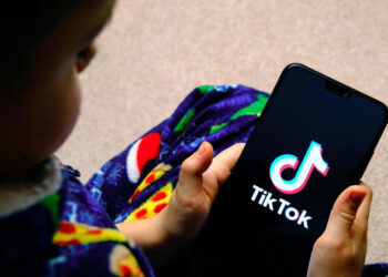 «Балалар TikTok-та 5 жастан бастап отырады»: Әлеуметтік желілерге тіркелу жасын шектеу ұсынылды