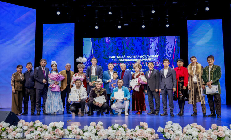 Алатаудан, арқадан ақындарым келіпсің