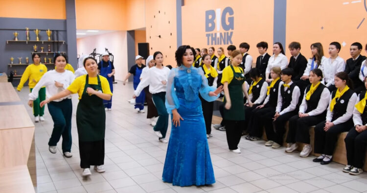 Арайлым Рахым «Еңбек адамы» әніне клип түсірді (ВИДЕО)