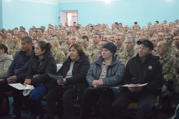 Ата-аналар сарбаздың бір күндік өмірімен танысты