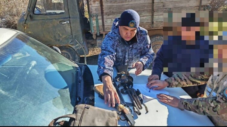 Полицейлер жергілікті тұрғыннан заңсыз қаруды тәркіледі