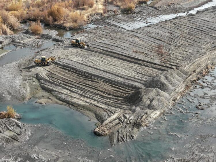Жетісуда су тасқынына қарсы қорғаныс дамбылары салынып, өзен арналары нығайтылуда