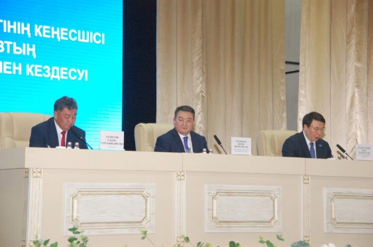 Президент кеңесшісі Мәлік Отарбаев Ескелді ауданы тұрғындарымен кездесті