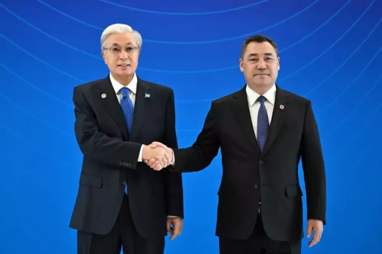 Мемлекет басшысын Садыр Жапаров күтіп алды