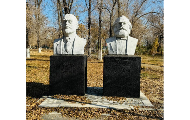 Үштөбенің төрінде әлі Ленин мен Маркс тұр: Кеңес ескерткіші  кімге қажет?