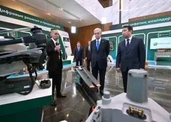 Тоқаев ауыл шаруашылығындағы цифрлық шешімдер көрмесін аралап көрді