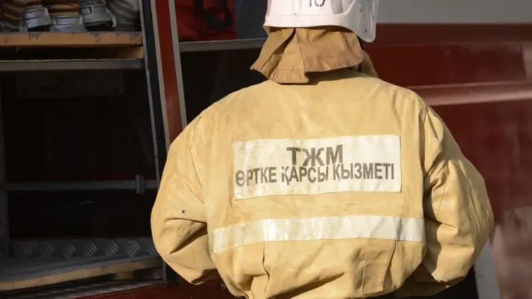 «12 адам өлі табылды»: Мемлекет басшысы өрттен қаза тапқан отбасына көңіл айтты