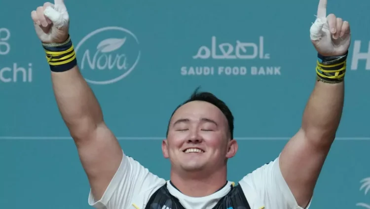 Бір жарыста үш алтын алған атлет жеңісін қазақ халқына арнады