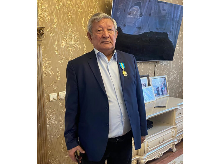 Парасатты қаламгер