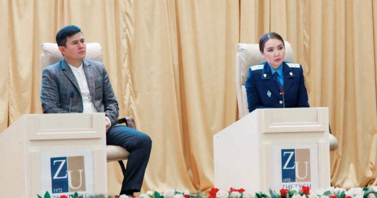 ЖУ студенттері прокурор Дана Сәрсенбаймен кездесті